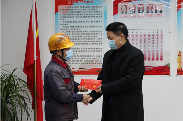 集團(tuán)公司黨委委員、副總經(jīng)理胡新付到公司走訪慰問