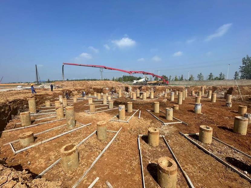 銅基新材料項目渣選礦區(qū)域濃縮工序基礎(chǔ)墊層開始澆筑 銅基新材料項目渣選礦區(qū)域濃縮工序基礎(chǔ)墊層開始澆筑